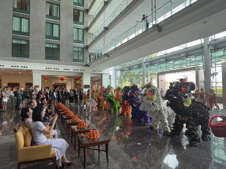เชิดสิงโตตรุษจีน